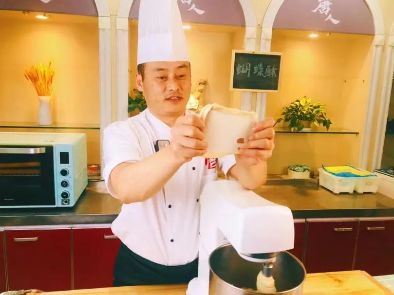 年輕人最愛的網紅店爆款，酥到掉渣的“蝴蝶酥”